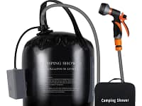 Profitez du confort en plein air avec la douche de camping solaire LOFAM 20L. Pompe électrique, batterie 4400mAh, multifonction pour humains, animaux et véhicules.